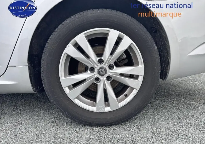 Gros plan sur la roue arrière droite gris alu d'une Renault Talisman 1.3 TCe 160 FAP Zen EDC 2020.
