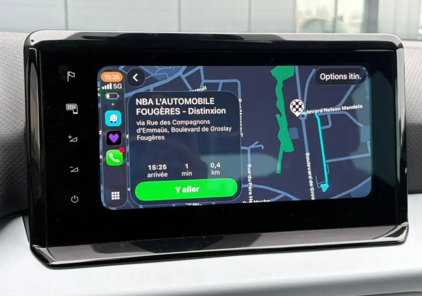 Écran tactile GPS affichant un itinéraire dans l'habitacle d'une SEAT Ibiza 2024, vue de face.