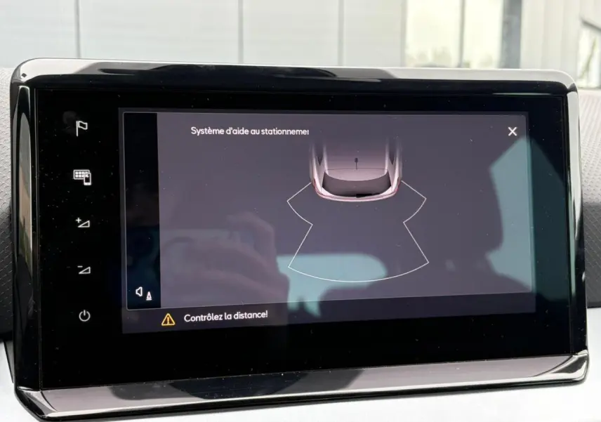 Écran tactile intérieur affichant le système d'aide au stationnement de la SEAT Ibiza TSI 115 DSG Move! 2024.