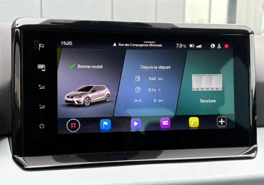 Écran tactile central affichant la navigation et les informations de trajet dans une SEAT Ibiza argent urbain.