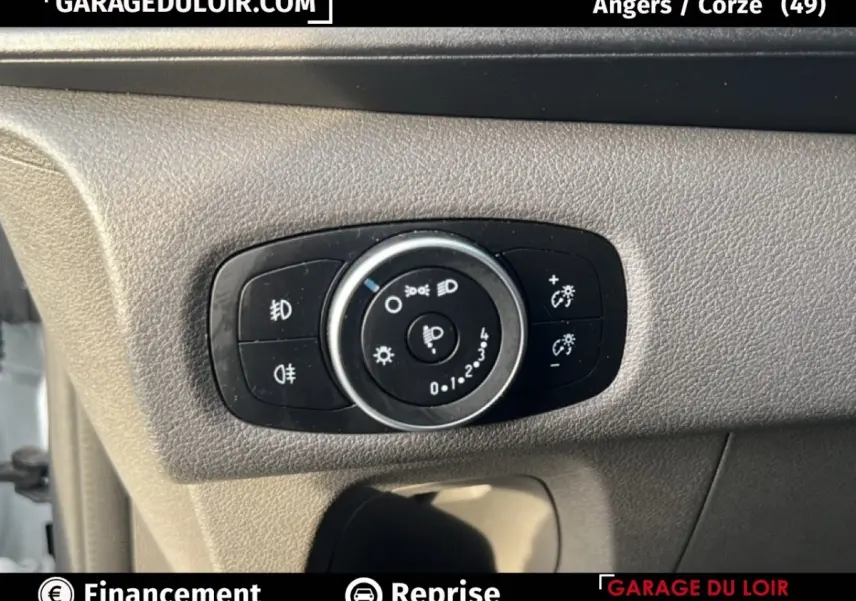 Gros plan sur le bouton de commande des phares du Ford Transit Custom blanc, intérieur côté conducteur.