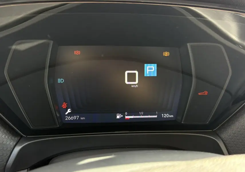 Affichage numérique du tableau de bord du Citroën C5 X PureTech 130, indiquant vitesse zéro et mode parking.