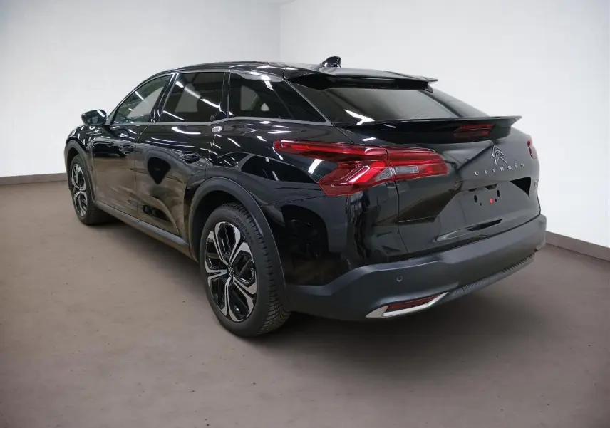 Vue 3/4 arrière droite du Citroën C5 X noir Perla, mettant en valeur ses feux arrière LED et jantes alliage 19 pouces.