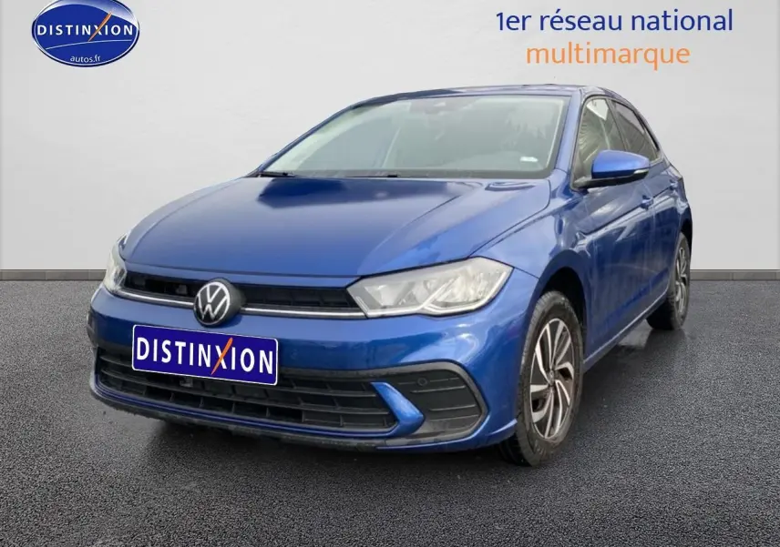 Volkswagen Polo bleu récif vue 3/4 avant droit avec jantes alliage et calandre chromée.