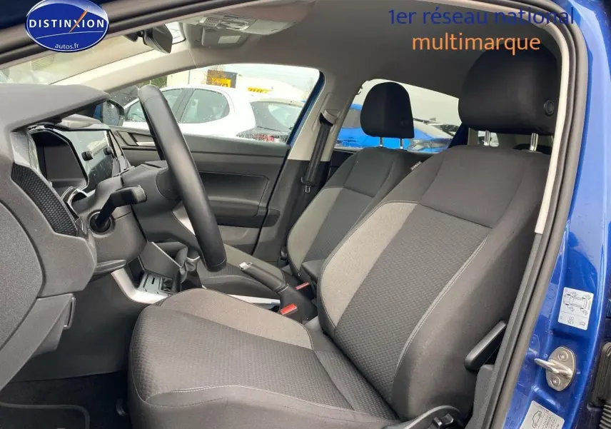 Vue intérieure côté conducteur de la Volkswagen Polo 1.0 TSI 95 VW Edition bleu récif, sièges tissu noir et gris.