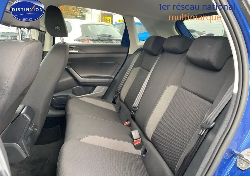 Vue intérieure côté droit sur la banquette arrière tissu noir et gris d'une Volkswagen Polo Bleu Récif 2025.