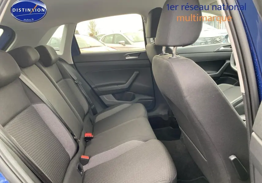 Vue intérieure côté droit montrant la banquette arrière en tissu noir de la Volkswagen Polo bleu récif.