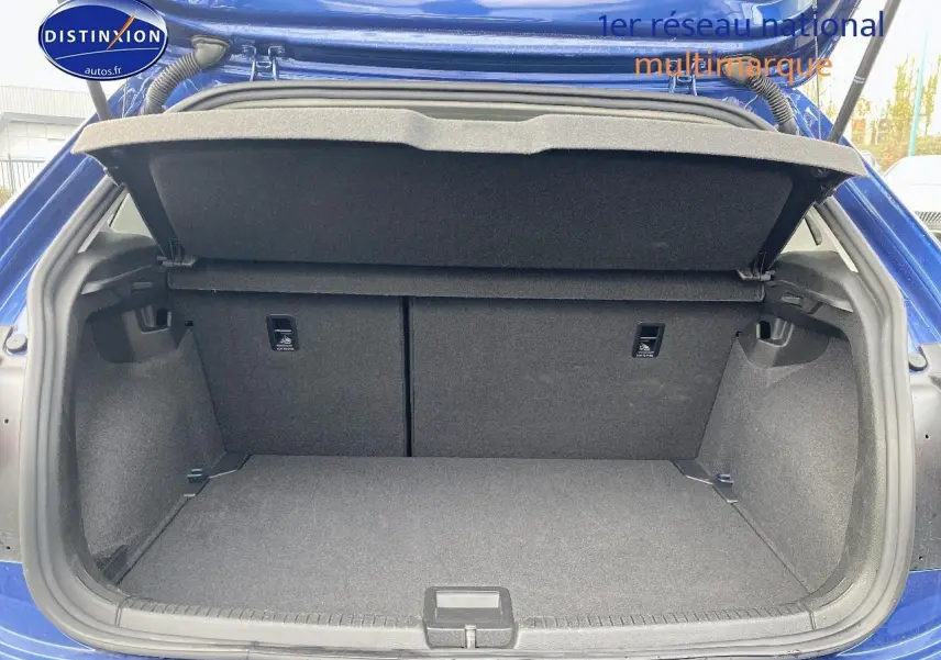 Coffre ouvert vu de l'arrière d'une Volkswagen Polo 2025 bleu récif, montrant l'espace de chargement vide.