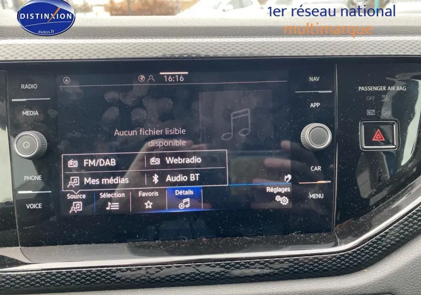 Vue de face du tableau de bord de la Volkswagen Polo bleu récif, avec écran tactile multimédia allumé.