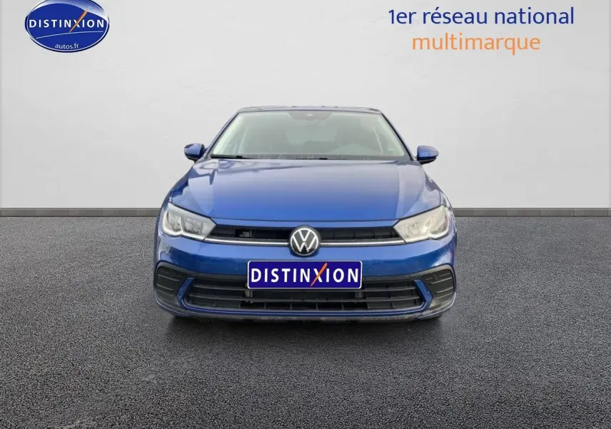 Vue frontale d'une Volkswagen Polo 1.0 TSI 95 VW Edition bleu récif avec calandre noire et logo VW central.