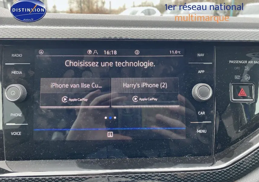 Écran tactile central de la Volkswagen Polo bleu récif, vue de face sur la console avec interface Apple CarPlay.