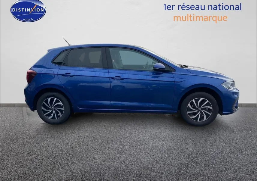 Vue de profil côté gauche d'une Volkswagen Polo bleu récif 2025 sur fond neutre, avec jantes alliage distinctives.