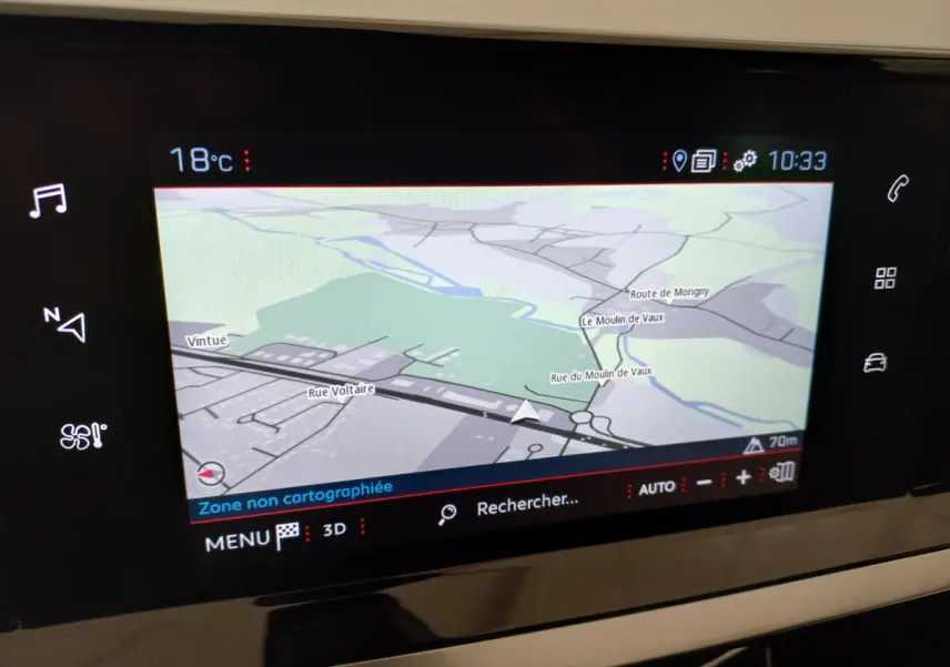 Écran tactile central affichant la navigation GPS avec carte en mode 3D dans une Peugeot 208 blanche.