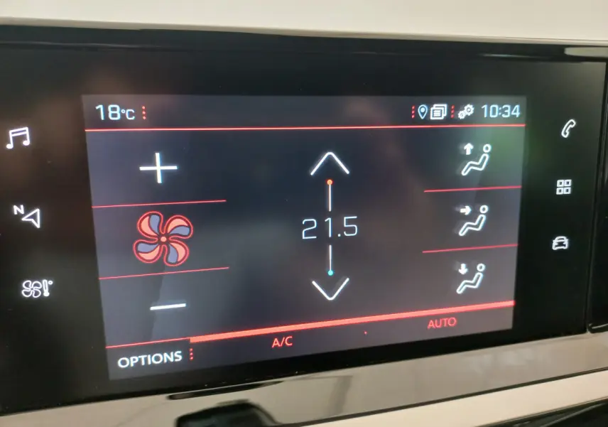 Écran tactile central du tableau de bord de la Peugeot 208 blanc, affichant la climatisation à 21,5°C.
