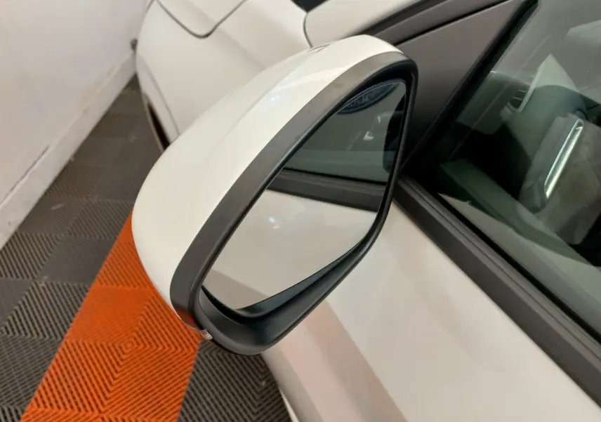 Rétroviseur extérieur gauche blanc de Peugeot 208 PureTech 100 S&S Allure, vue rapprochée en angle intérieur.