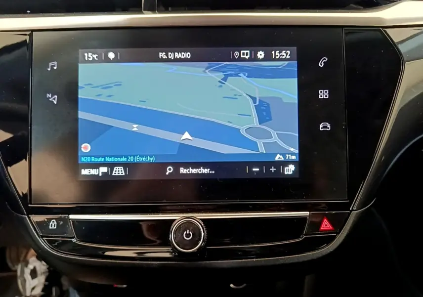 Écran tactile central de navigation 3D affichant une carte, intérieur noir de l’Opel Corsa blanc 2023.