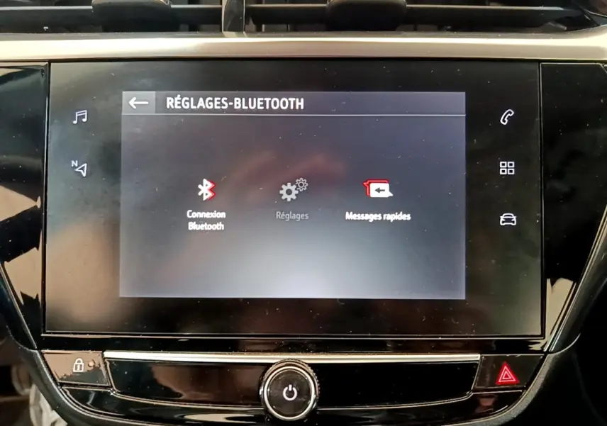Écran tactile central de la console de l’Opel Corsa 2023 affichant les réglages Bluetooth en mode sombre.