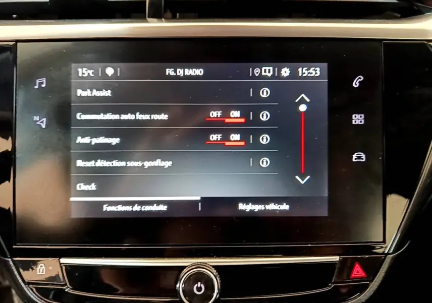 Écran tactile central de la console de l’Opel Corsa blanc, affichant les réglages d’aide à la conduite.