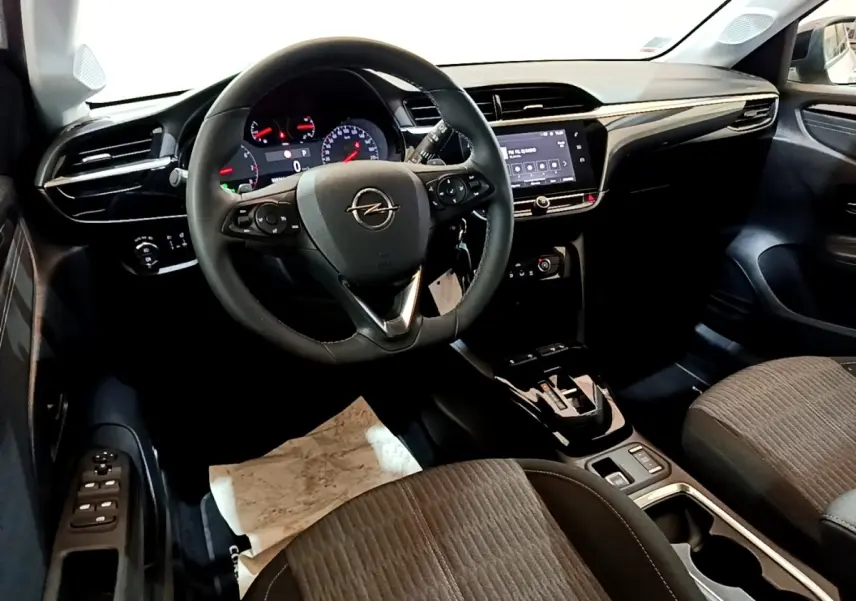 Vue intérieure de l’Opel Corsa 2023 montrant le volant cuir multifonctions et l’écran tactile central noir.
