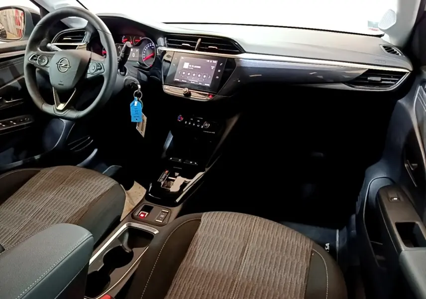 Vue intérieure avant droite de l’Opel Corsa 2023, tableau de bord noir avec écran tactile et volant cuir multifonctions.