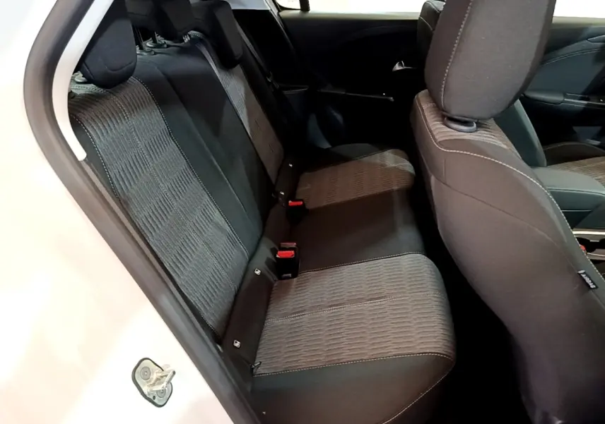 Vue intérieure côté gauche montrant la banquette arrière noire et grise de l'Opel Corsa blanche 2023.