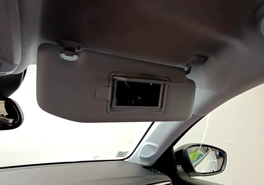 Détail intérieur montrant le pare-soleil avec miroir intégré côté conducteur d’une Opel Corsa blanche 2023.
