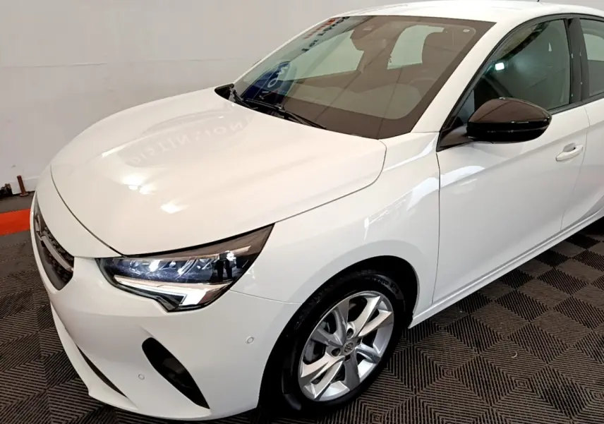 Vue 3/4 avant droite d'une Opel Corsa blanche 2023 avec phares LED et jantes alliage argentées.