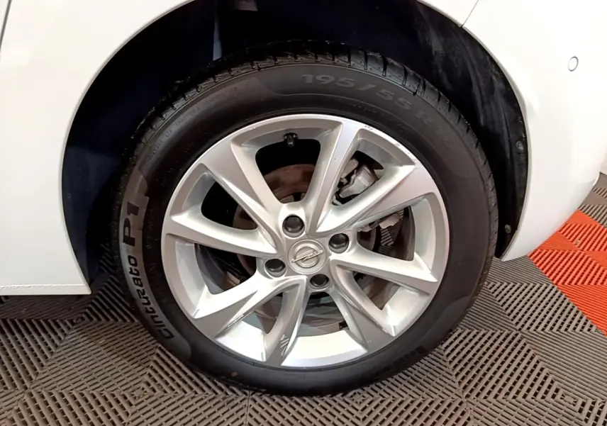 Gros plan sur la roue avant droite de l’Opel Corsa blanche, mettant en valeur la jante alliage et le pneu Pirelli.