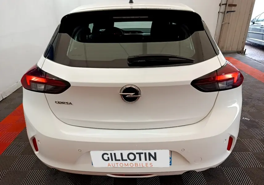Vue arrière d'une Opel Corsa blanche 2023 avec feux LED et logo Opel bien visibles.