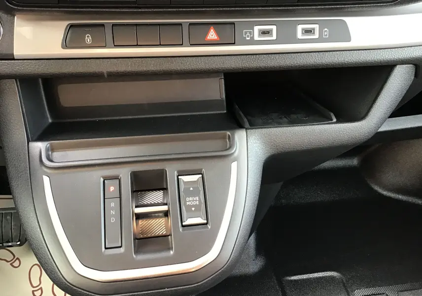 Gros plan sur la console centrale du Peugeot Expert XL noir, montrant les commandes de boîte auto et le bouton Drive Mode.