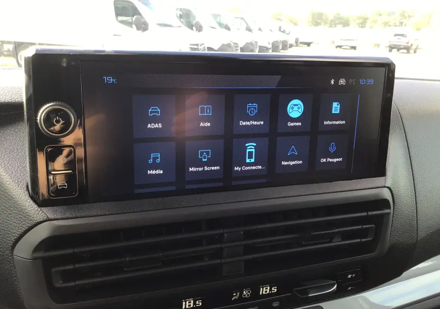 Écran tactile central du Peugeot Expert XL noir, affichant les options connectivité et navigation, vue intérieure frontale.