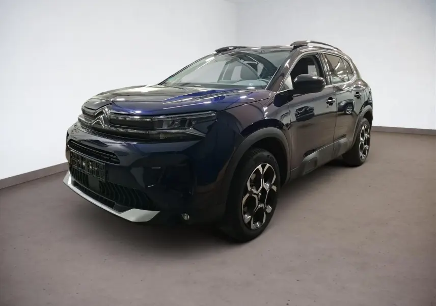 Citroën C5 Aircross Bleu Eclipse en 3/4 avant droit, avec jantes alliage bi-ton et barres de toit noires.