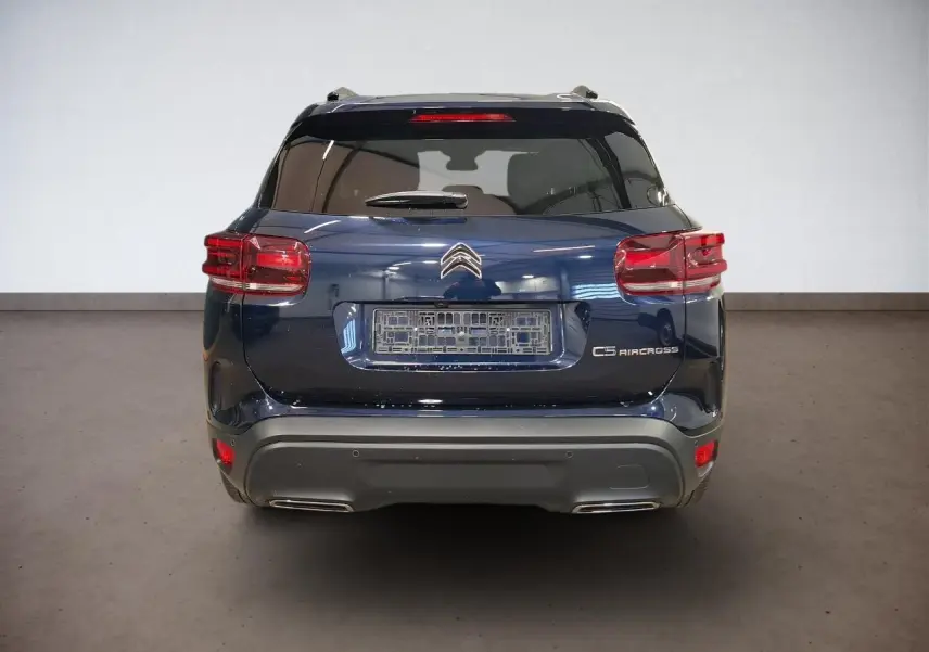 Vue arrière du Citroën C5 Aircross bleu Eclipse 2025 avec feux LED et double sortie d’échappement intégrée.