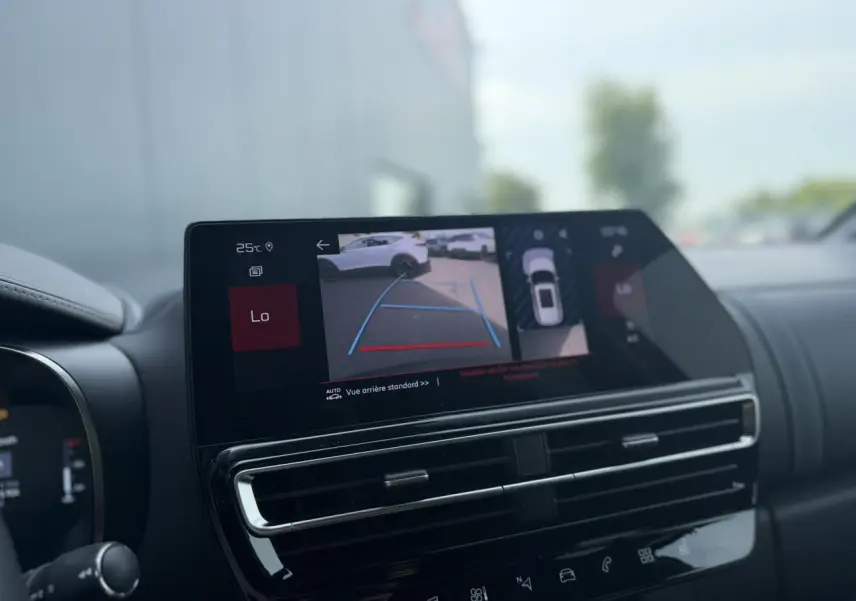 Vue intérieure du tableau de bord du Citroën C5 Aircross 2025 avec écran tactile affichant la caméra de recul.