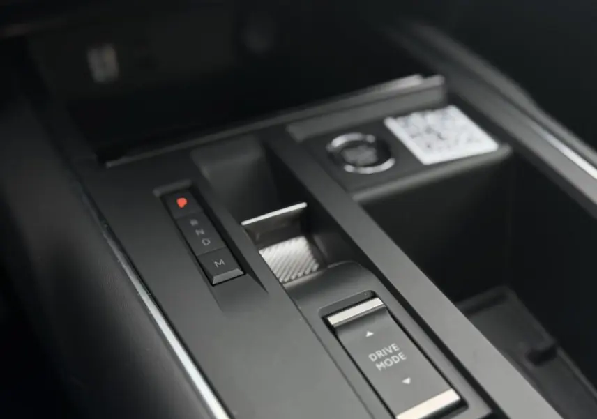 Gros plan sur la console centrale noire du Citroën C5 Aircross 2025 avec sélecteur de boîte auto et bouton Drive Mode.