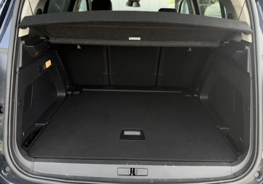 Coffre ouvert d'un Citroën C5 Aircross Bleu Eclipse 2025, montrant l'espace de chargement et la tablette cache-bagages.