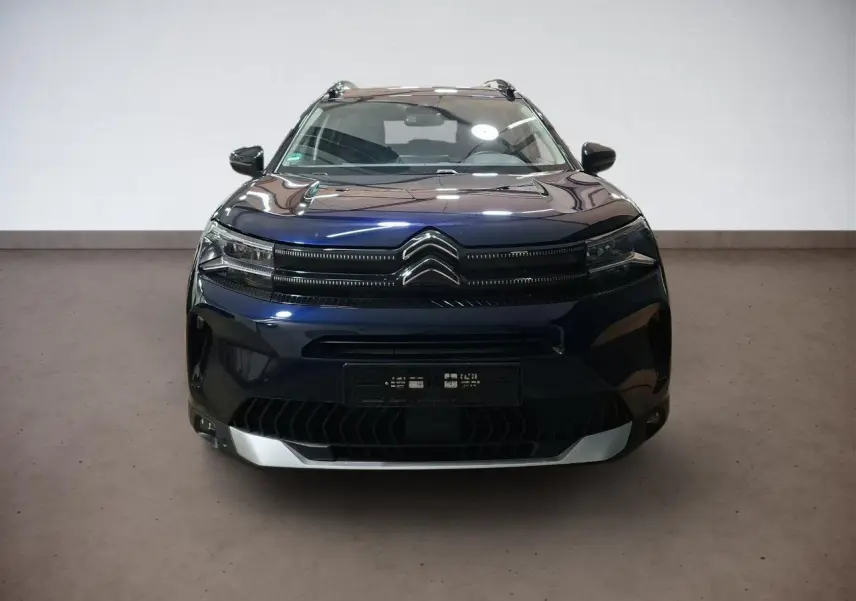Vue frontale du Citroën C5 Aircross bleu Eclipse avec calandre chromée et projecteurs LED intégrés.