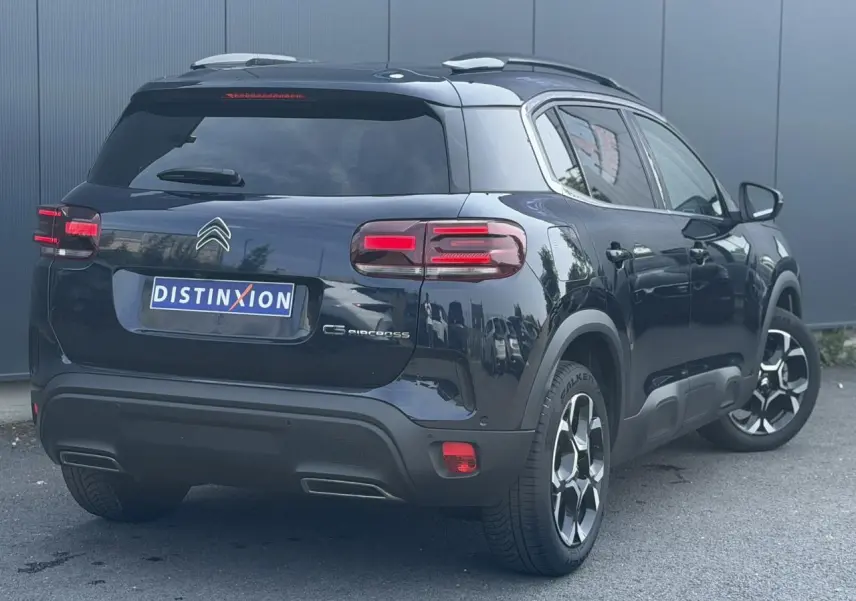 Vue 3/4 arrière droit d’un Citroën C5 Aircross Bleu Eclipse avec jantes alliage bi-ton et feux arrière LED 3D.