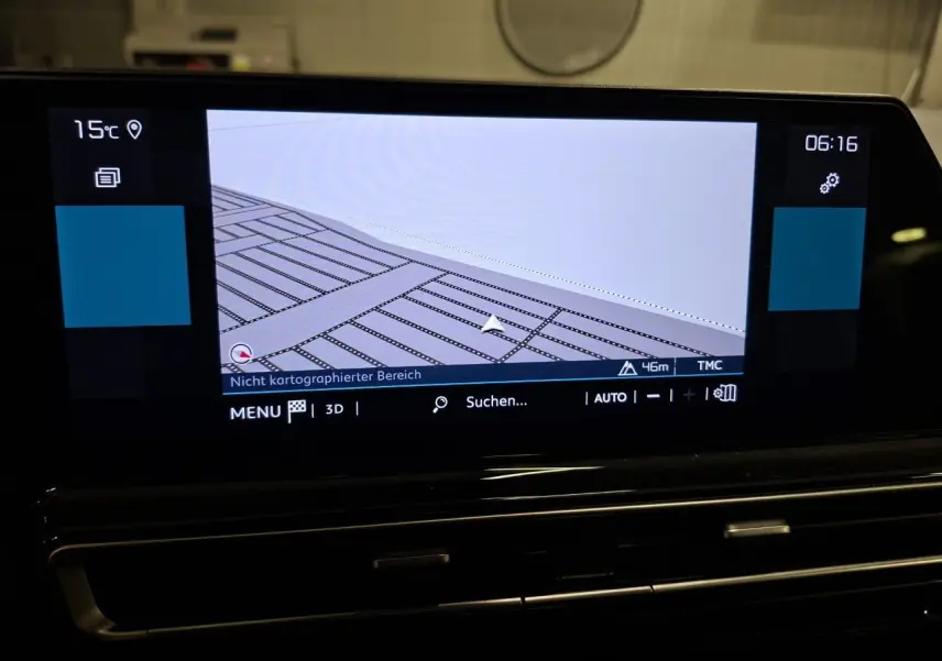 Écran tactile du GPS du Citroën C5 Aircross 2025 affichant une carte en 3D dans un intérieur noir.