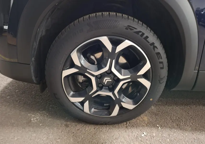 Gros plan sur la roue avant gauche du Citroën C5 Aircross Bleu Eclipse avec jante alliage bi-ton et logo Citroën central.