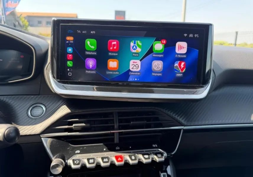 Vue intérieure du tableau de bord du Peugeot 2008 Hybrid 145 e-DCS6 Allure 2025, écran tactile central avec interface connectée.