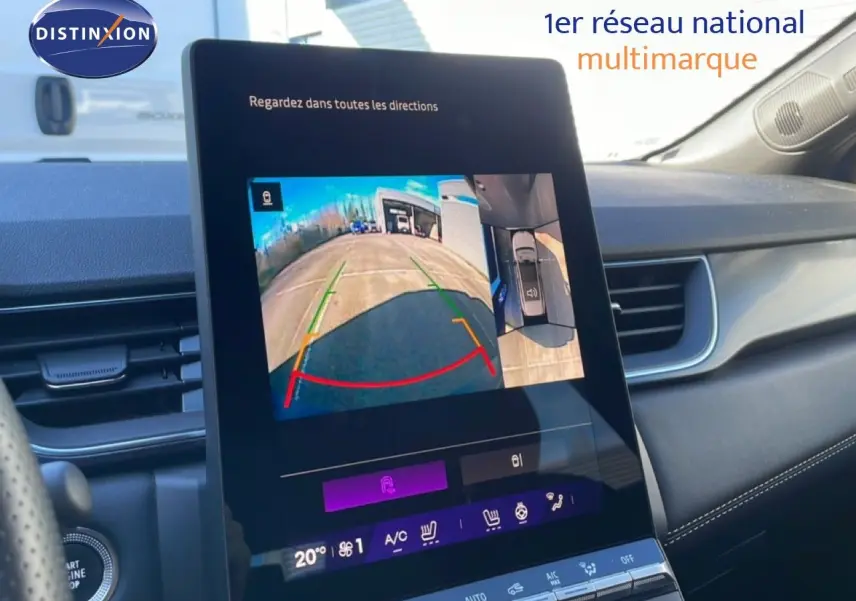 Vue rapprochée de l’écran central du Renault Symbioz bleu Iron Metal, affichant la caméra de recul et l’aide au stationnement.