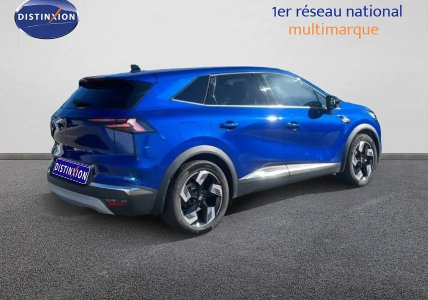 Vue 3/4 arrière droite d'un Renault Symbioz bleu iron metal avec jantes bi-ton et détails chromés sous les portes.