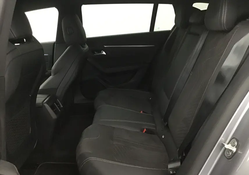 Vue intérieure côté droit des sièges arrière noirs du Peugeot 508 SW gris Artense 2024 avec finitions soignées.