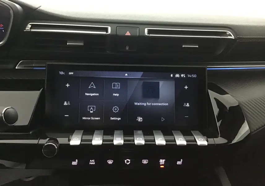 Vue frontale du tableau de bord du Peugeot 508 SW 2024 gris Artense, avec écran tactile et commandes piano visibles.