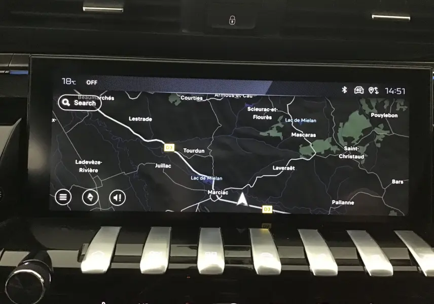 Écran tactile central avec navigation GPS affichant une carte dans l'habitacle du Peugeot 508 SW 2024.