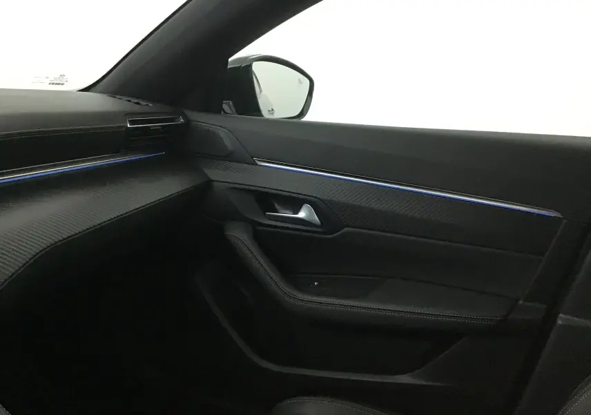 Intérieur côté passager du Peugeot 508 SW 2024 avec garniture noire et bande lumineuse bleue intégrée à la porte.