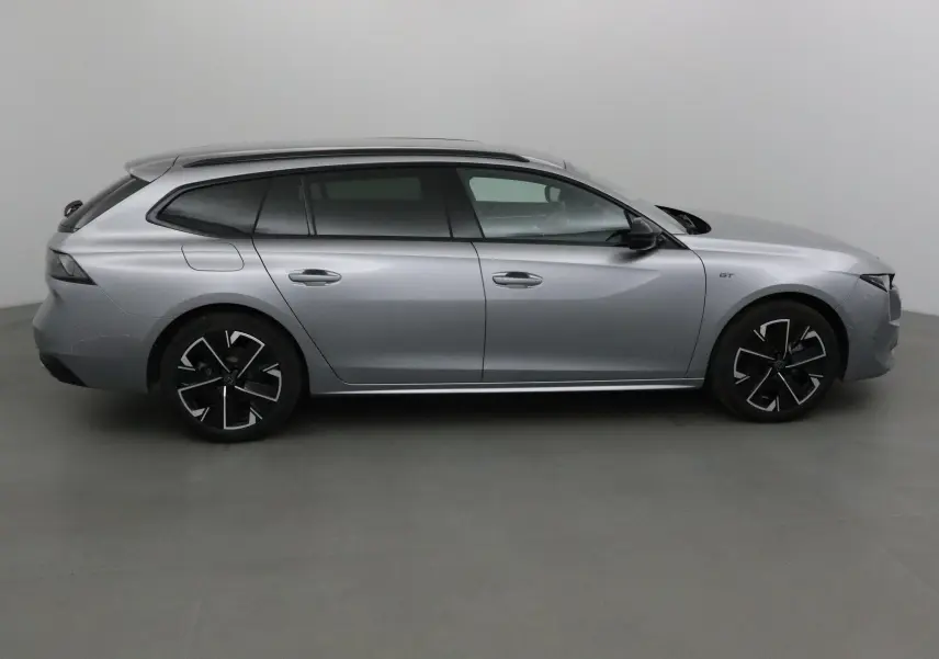 Peugeot 508 SW gris Artense vue de profil côté droit, soulignant ses jantes noires et lignes élégantes.