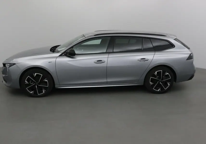 Profil côté gauche d'une Peugeot 508 SW gris Artense 2024 avec jantes noires et badge GT visible.
