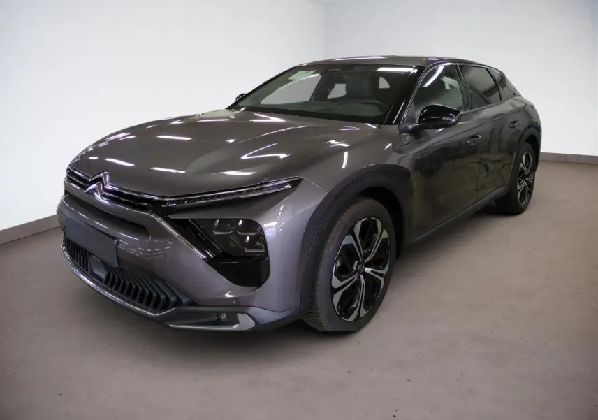 Citroën C5 X gris Platinium vue 3/4 avant droit avec jantes alliage noires et signature lumineuse en V.